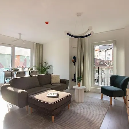 New 2br W Parking #31 *